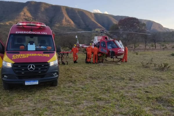 Piloto cai de parapente e é resgatado de helicóptero em Formosa