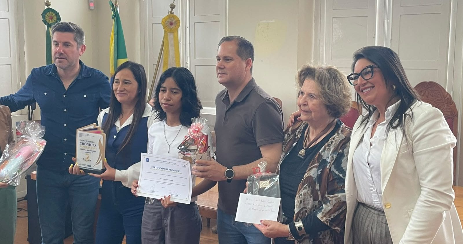 Estudantes são homenageados na entrega da premiação do Concurso de Crônicas Daniela Cunha