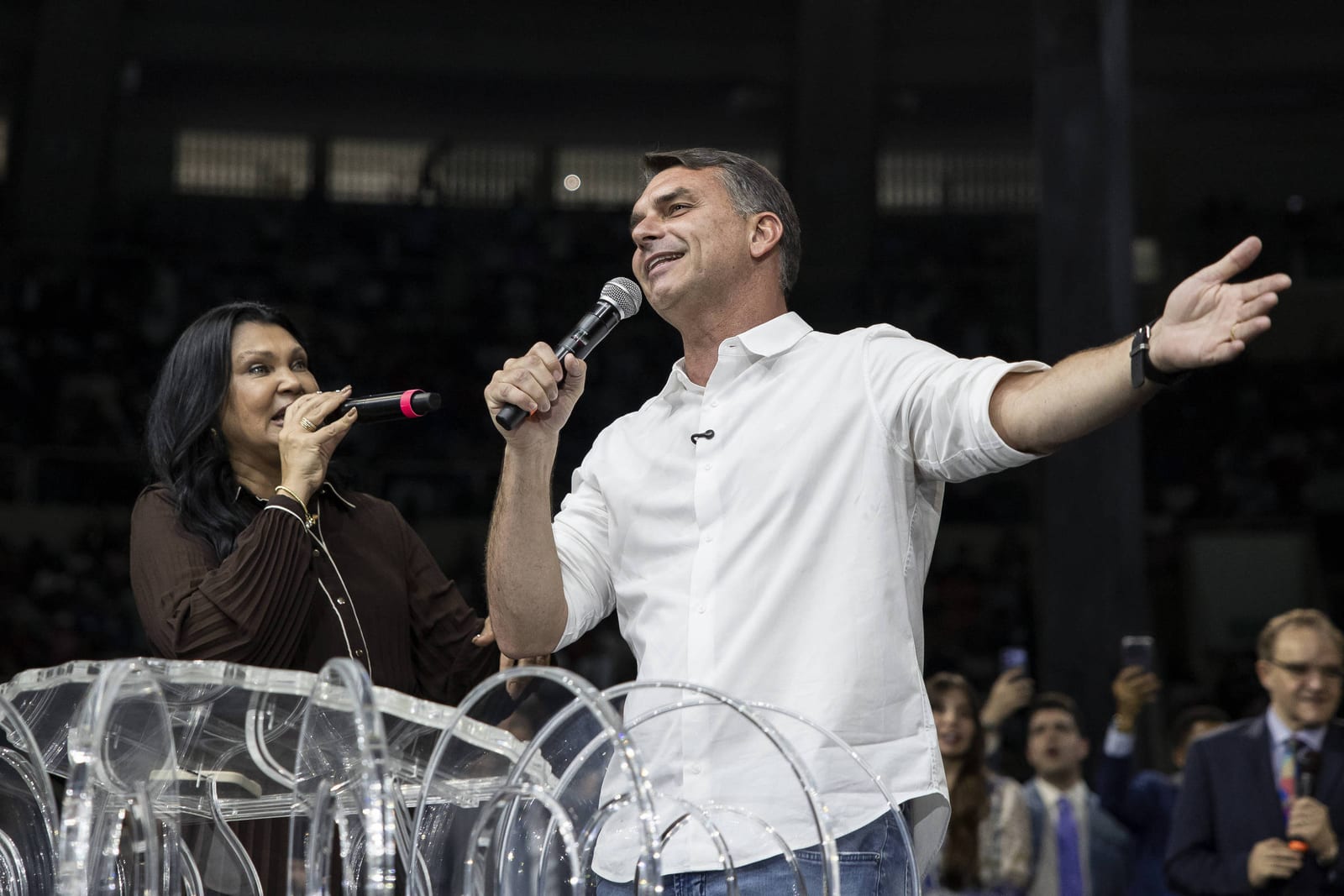 Flávio Bolsonaro canta em culto e recebe pedido simulado de voto de líder da Assembleia de Deus