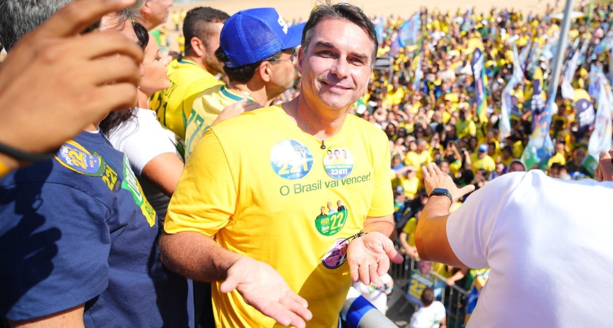 Governo Trump deve acelerar processo de green card para Flávio Bolsonaro e família