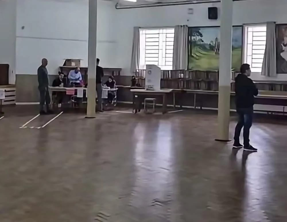 Falha em terminal de mesário provoca substituição de urna eletrônica no Centro de Bento