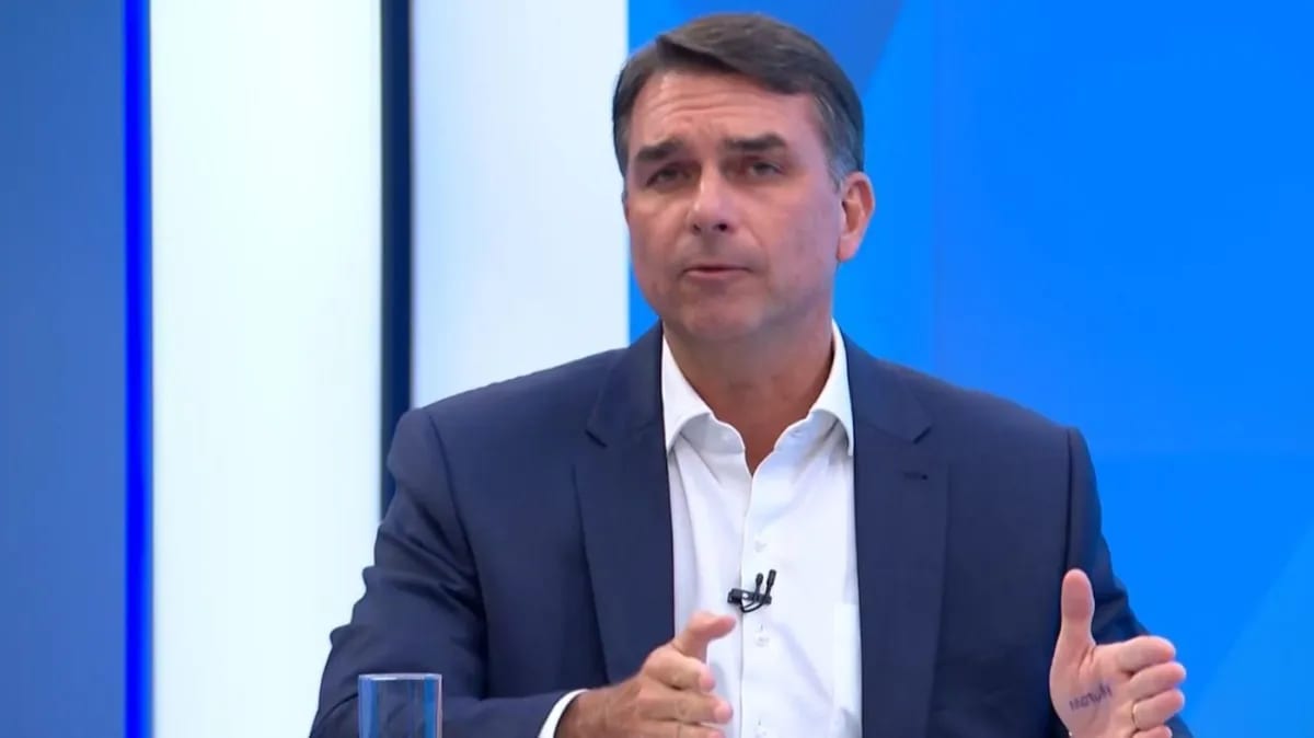 Aliado de Donald Trump informa que Flávio Bolsonaro chegou “em segurança” aos Estados Unidos
