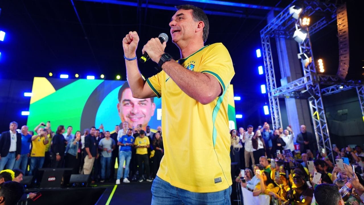 Flávio Bolsonaro: trajetória do filho de Bolsonaro, candidato à Presidência e investigado pela PF