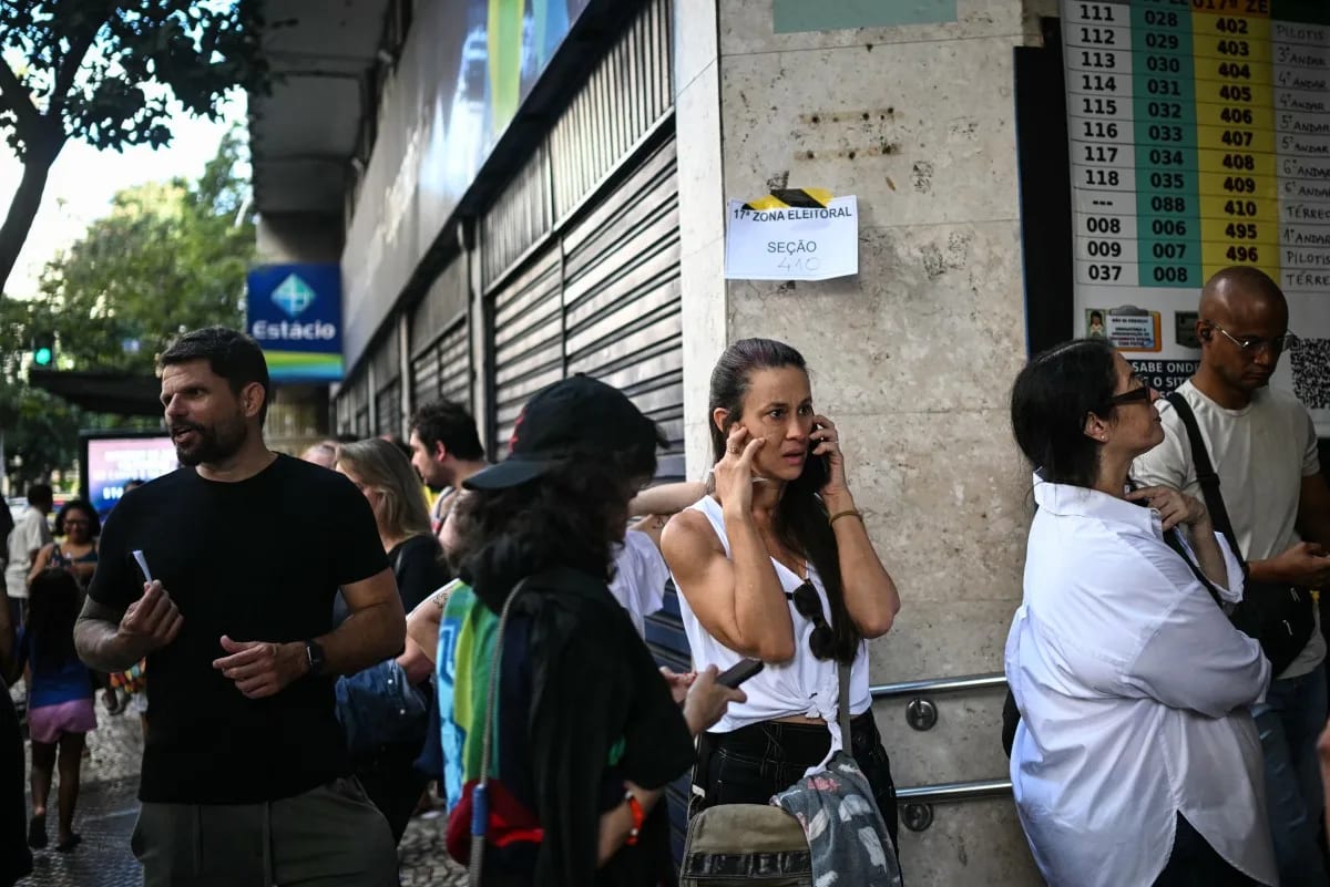 Mudanças de local e seções lotadas dificultam votação no primeiro turno na Maré e na Rocinha