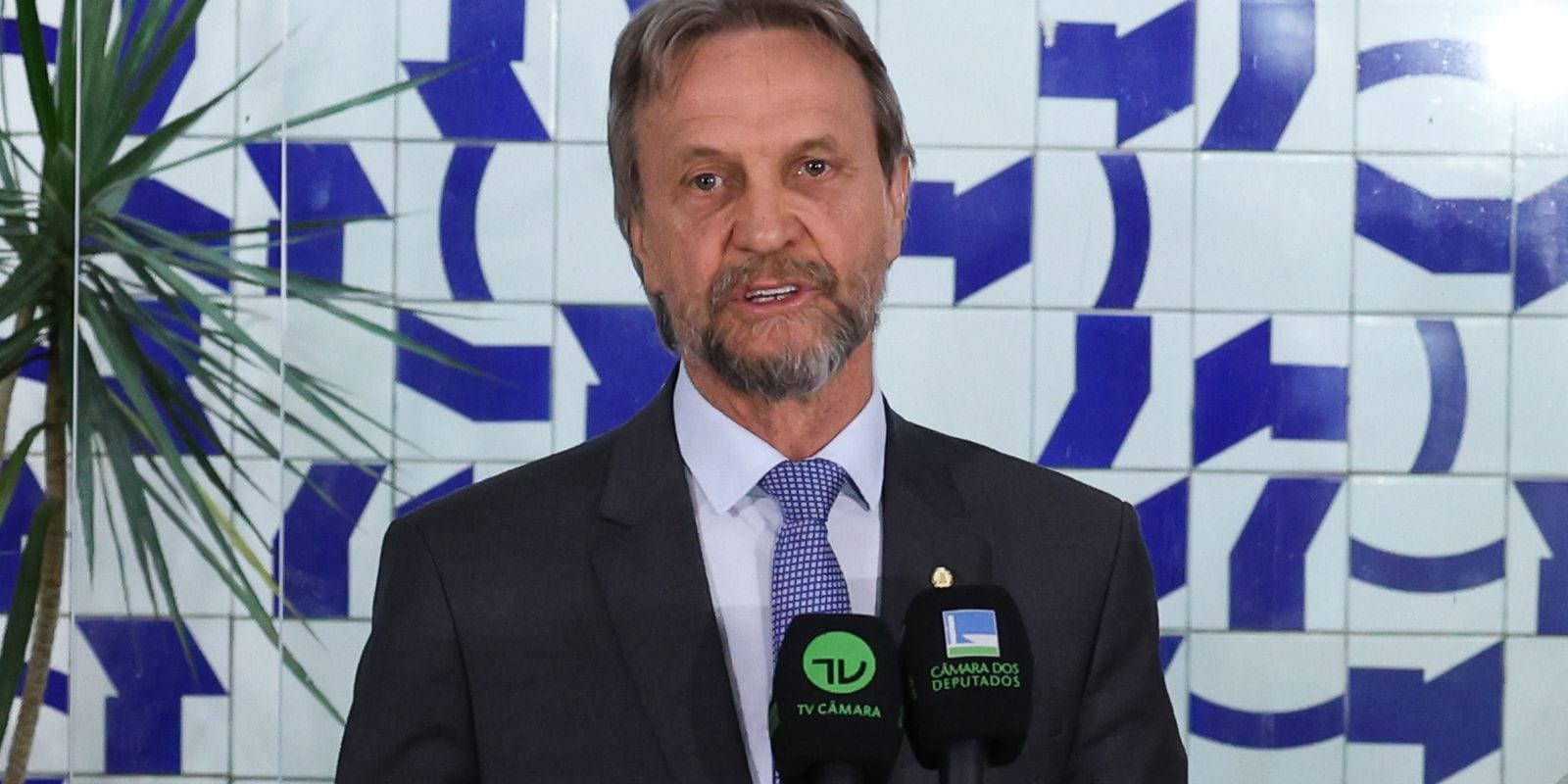 Líder do PT passa mal durante reunião e Câmara adia votações