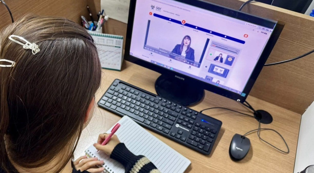 Iniciativa oferece 100 bolsas gratuitas de graduação e pós-graduação EaD para mulheres vítimas de violência