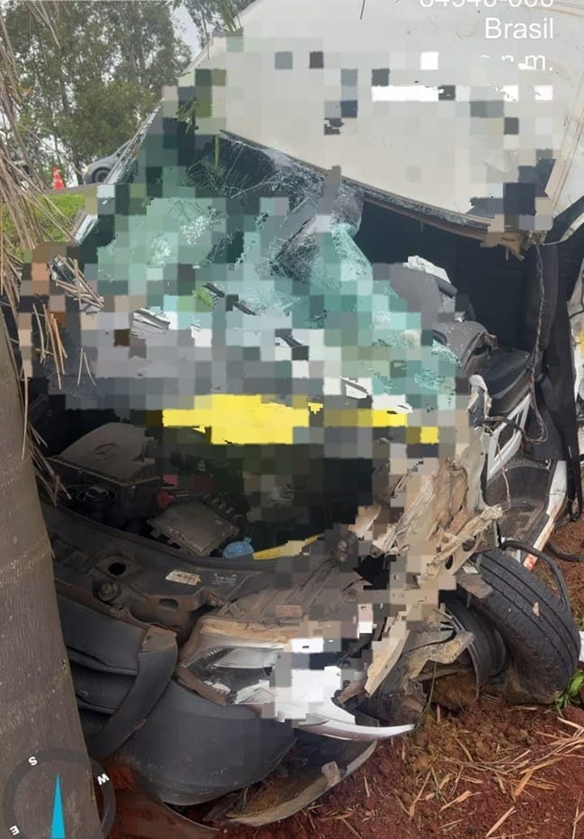 Acidente entre caminhões deixa motorista ferido na PR-092, em Wenceslau Braz