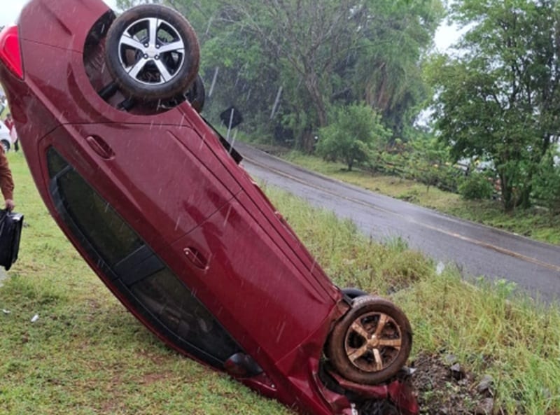 Veículo sai da pista e capota às margens de estrada entre Crissiumal e Tiradentes do Sul