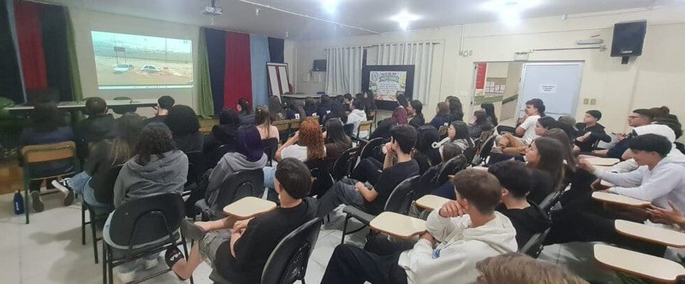 Defesa Civil orienta estudantes sobre riscos climáticos em Tubarão