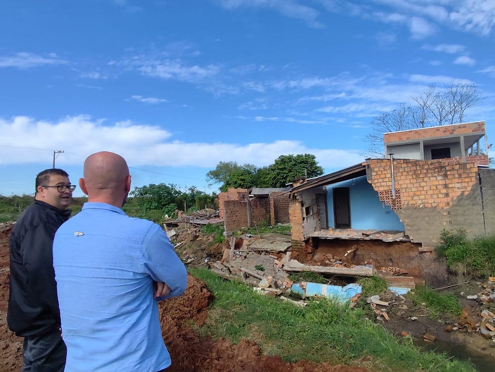 Desassoreamento causa desabamento e deixa família sem casa em São Leopoldo