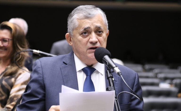 Governo Lula diz que Alcolumbre quer votar fim da 6 X 1 antes do 2º turno