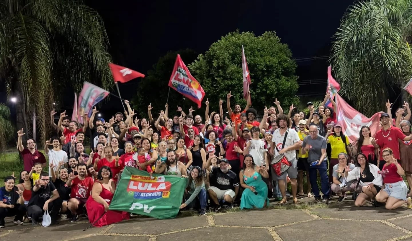 Eleitores de Lula comemoram vitória após encerramento da votação em 2° turno em Araras, SP