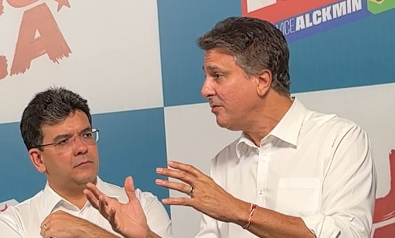 Camilo Santana pressiona Flávio Bolsonaro por confronto direto em debate presidencial