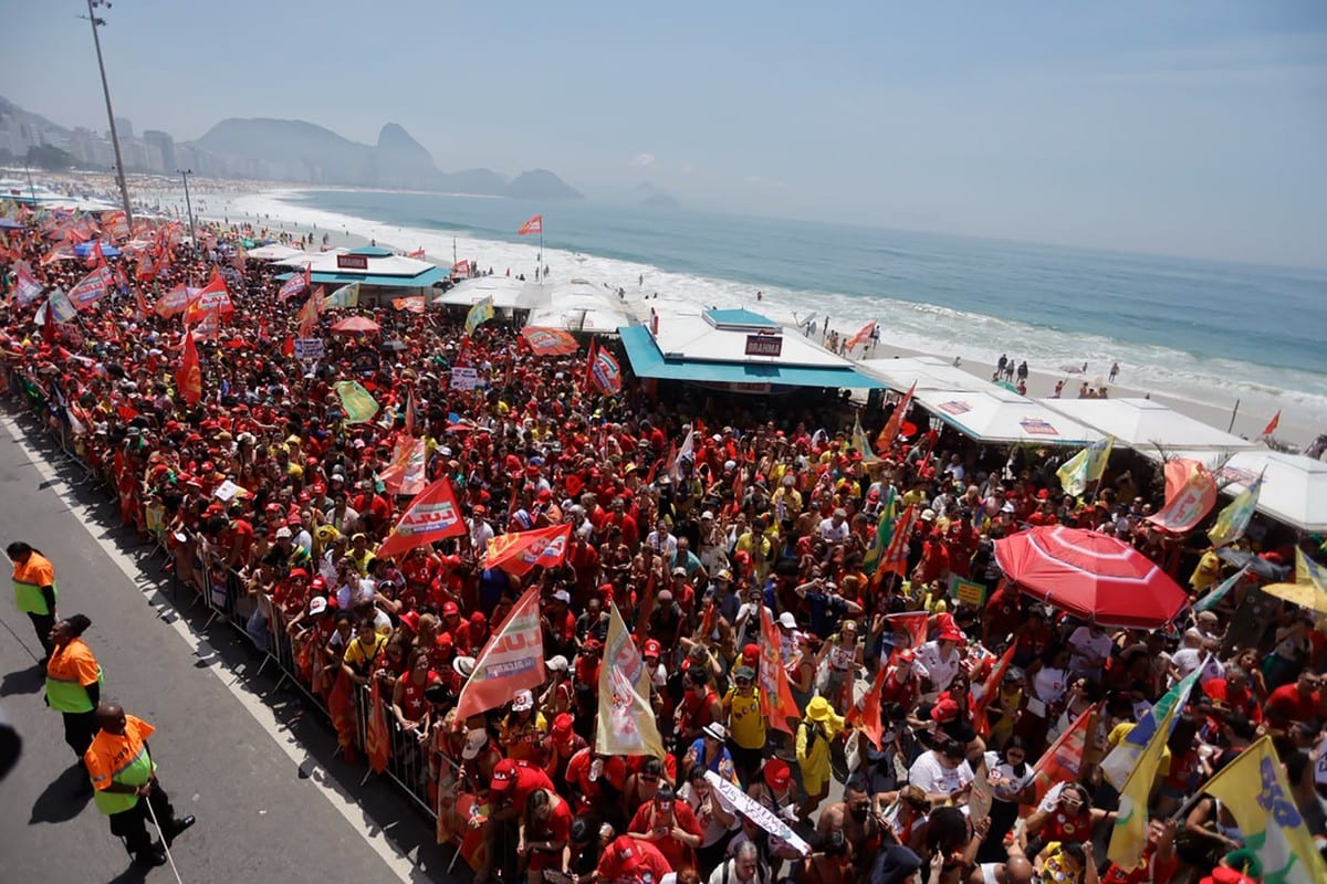 Às vésperas do 2º turno, Lula chega para caminhada na orla de Copacabana, no RJ