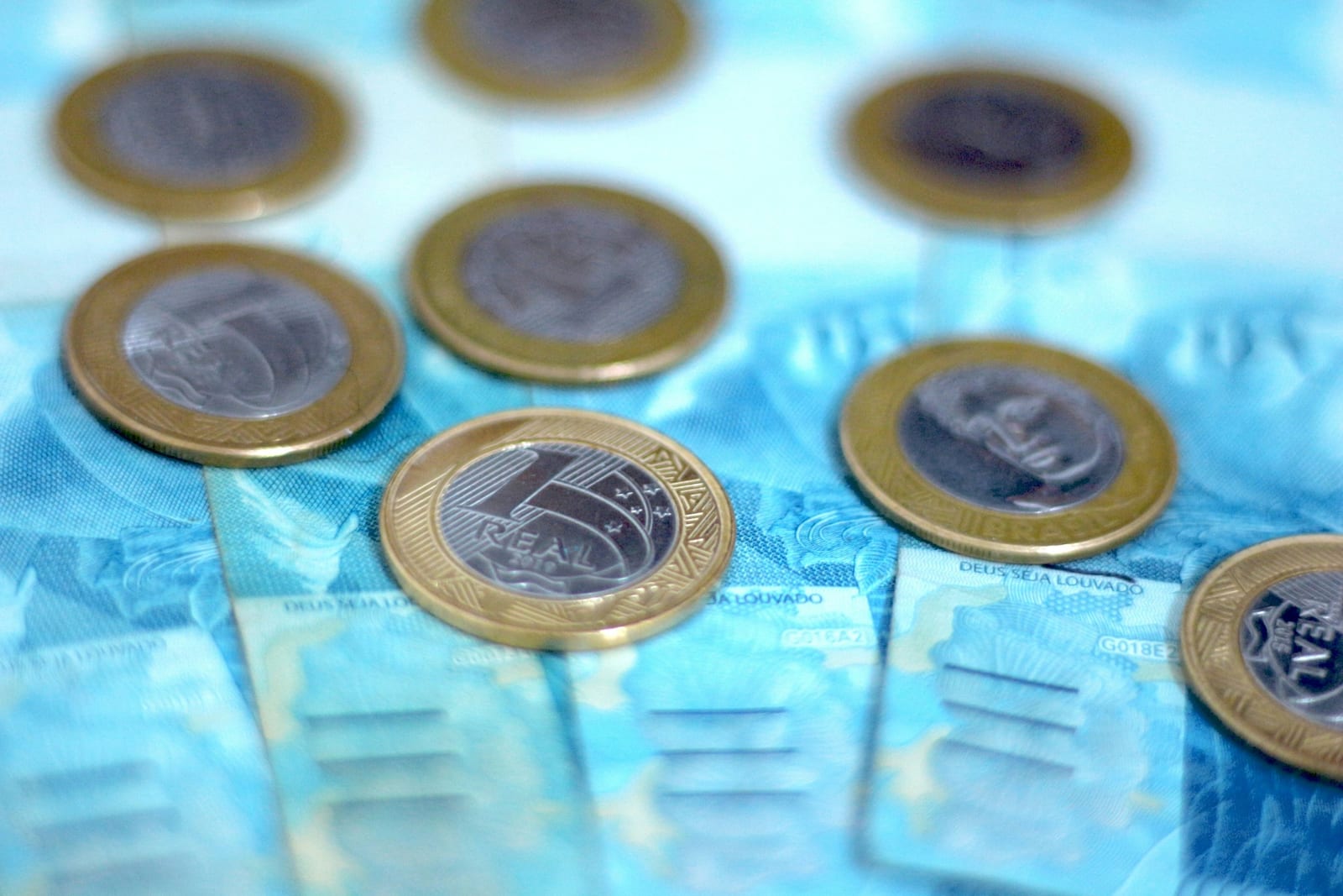 Taxas longas têm leves altas puxadas pelo exterior, mas eleição segue no foco