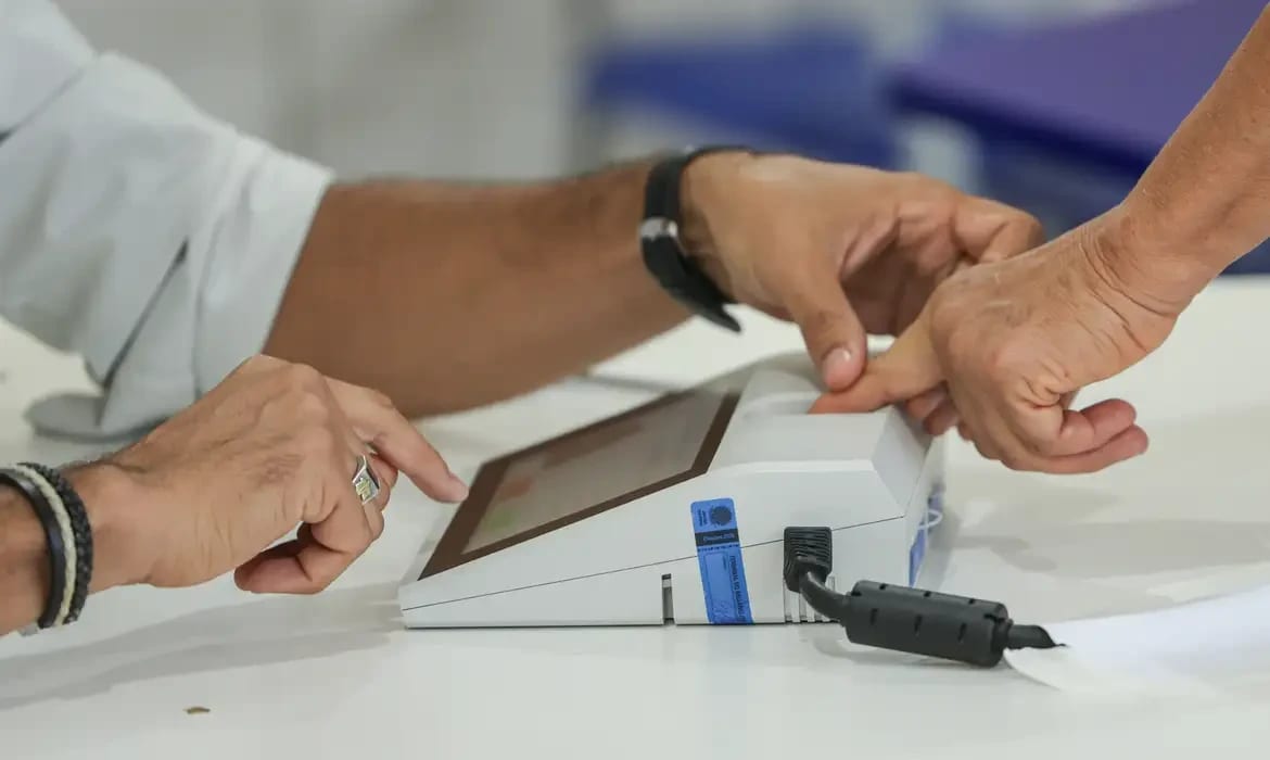 Tocantinenses vão às urnas para escolher governador e presidente