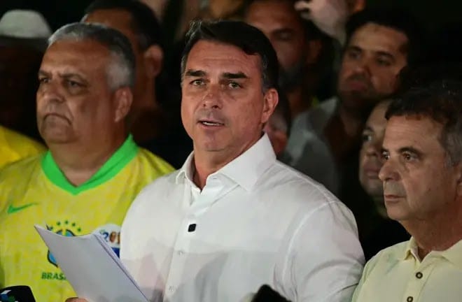 Flávio Bolsonaro diz que foi intimado pela PF a entregar passaporte por ordem de Moraes
