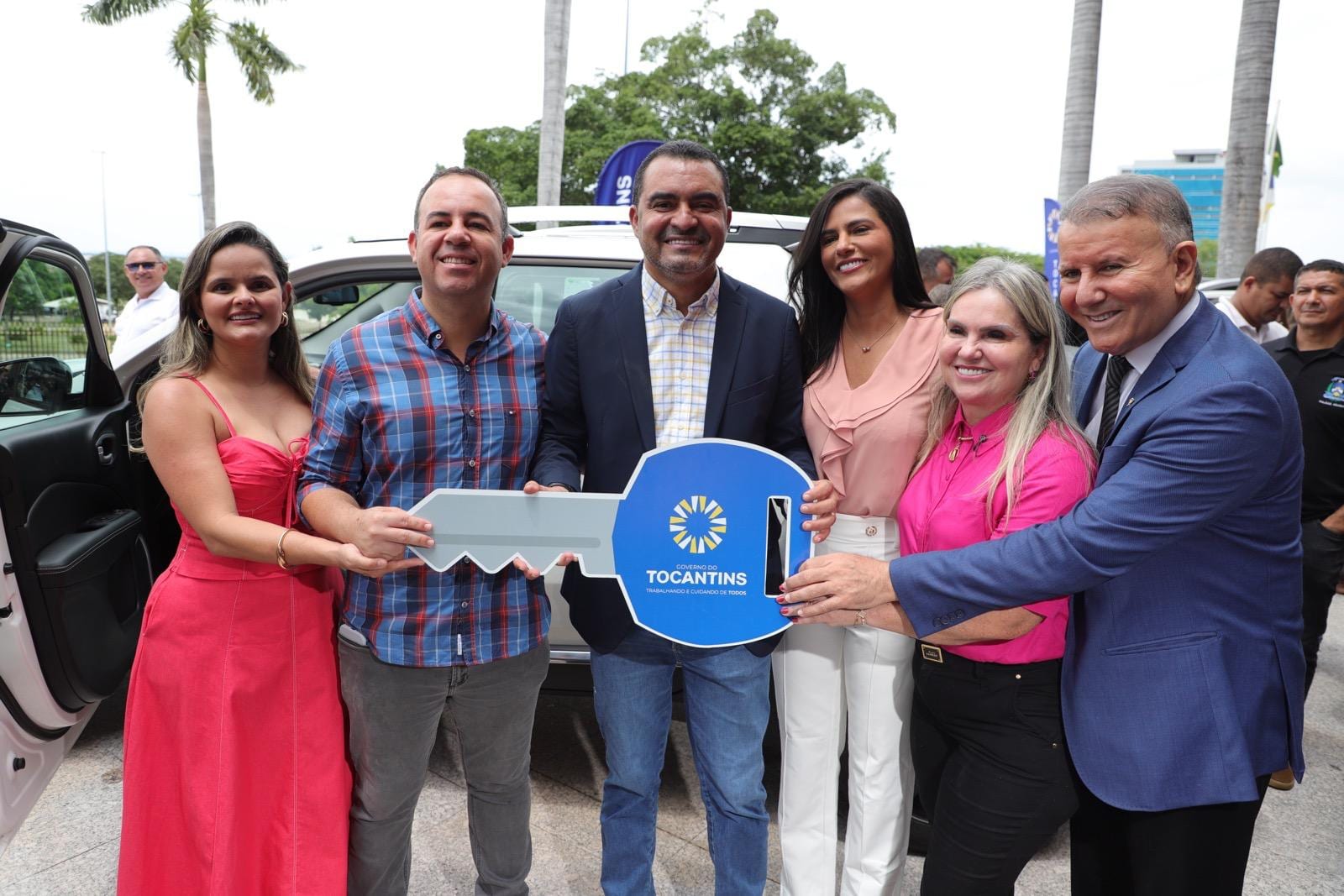 Prefeito Wada Maestro e primeira-dama Darlaine Leonel recebem caminhonete para reforçar assistência social de São Valéri