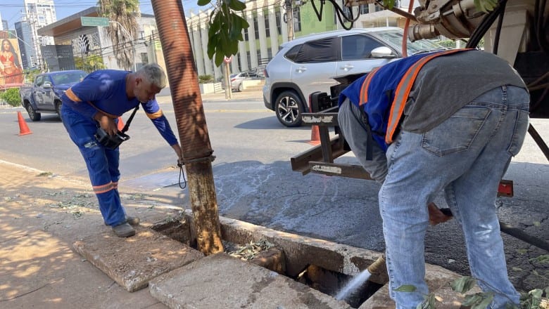 Goiânia limpa bueiros em 134 pontos de alagamento antes das chuvas