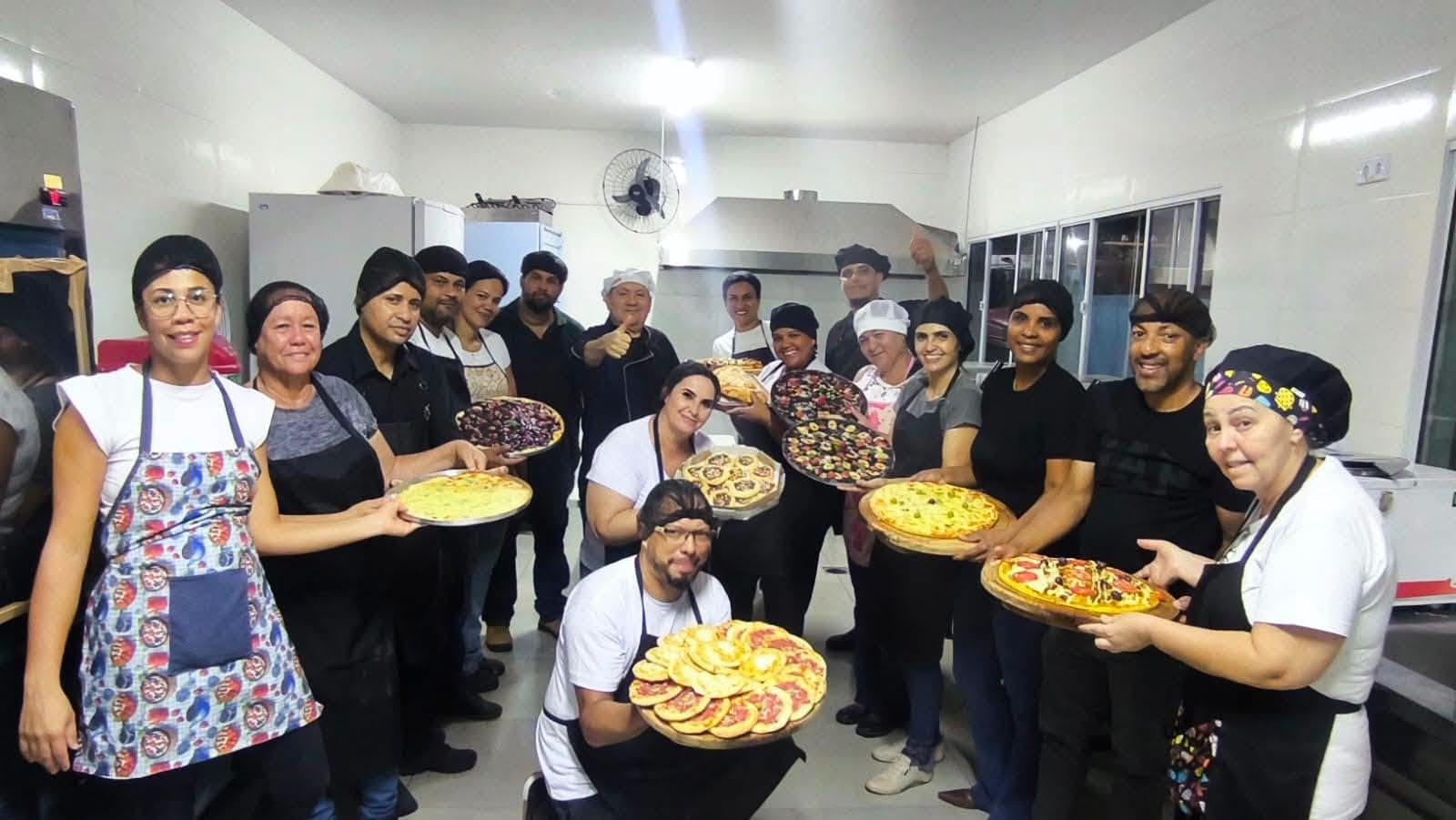 Prefeitura de Castilho e Senai formam 16 alunos no curso de fabricação de pizzas