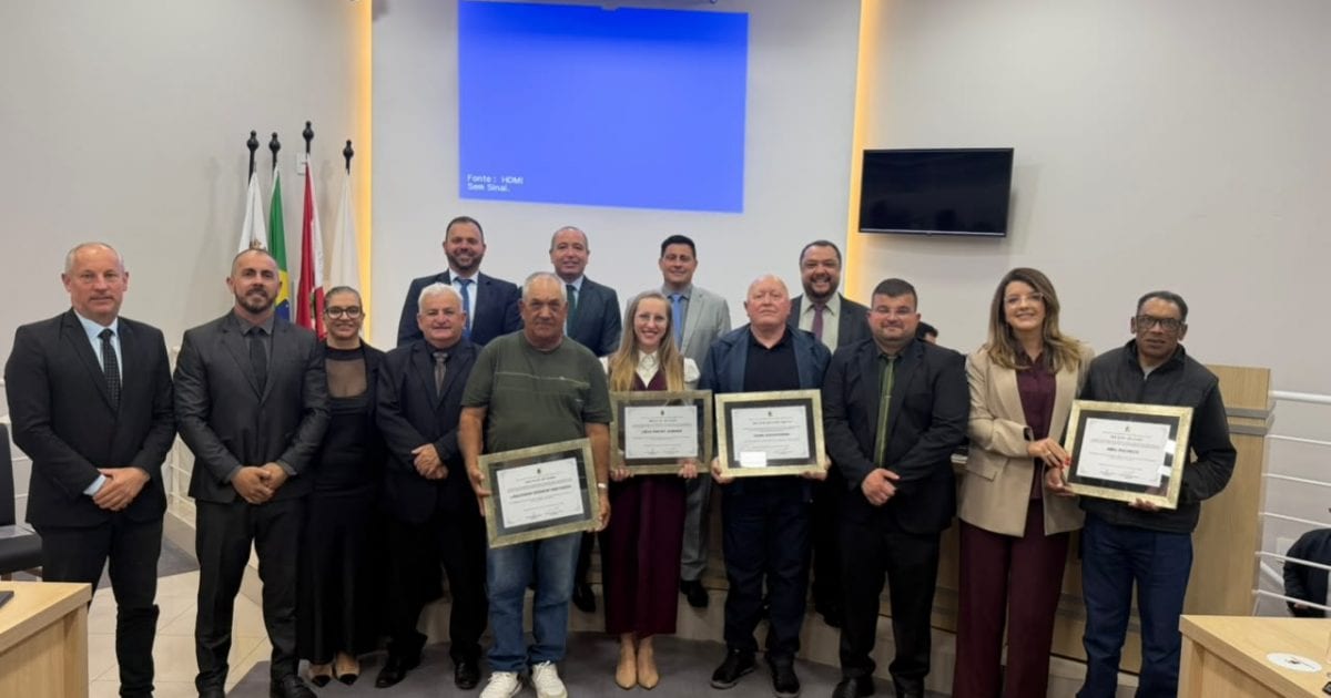 Câmara de Balneário Arroio do Silva homenageia servidores e empresário local