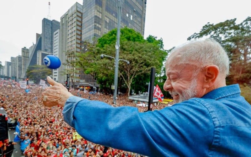 Ato pela reeleição de Lula leva milhares à Avenida Paulista