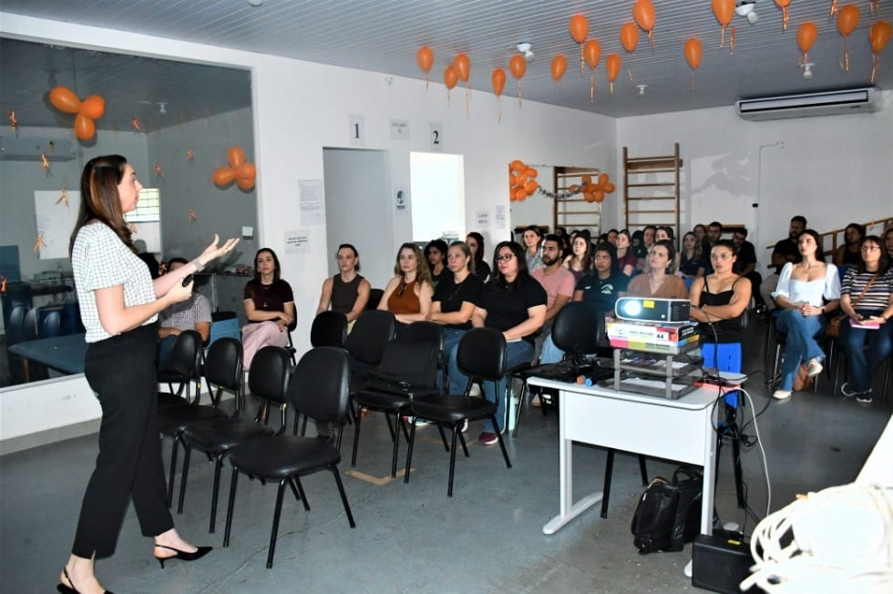 Centro de Reabilitação encerra Agosto Laranja com ação de conscientização sobre esclerose múltipla