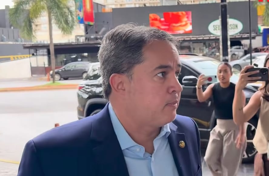 Efraim Filho se reúne com cúpula do PL para avaliar ida de Flávio Bolsonaro aos EUA
