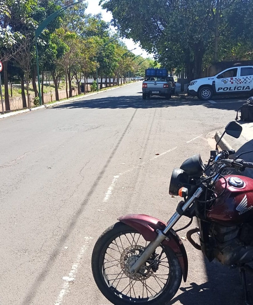 Colisão entre carro e motocicleta deixa motociclista ferido na Avenida João Cernach em Birigui