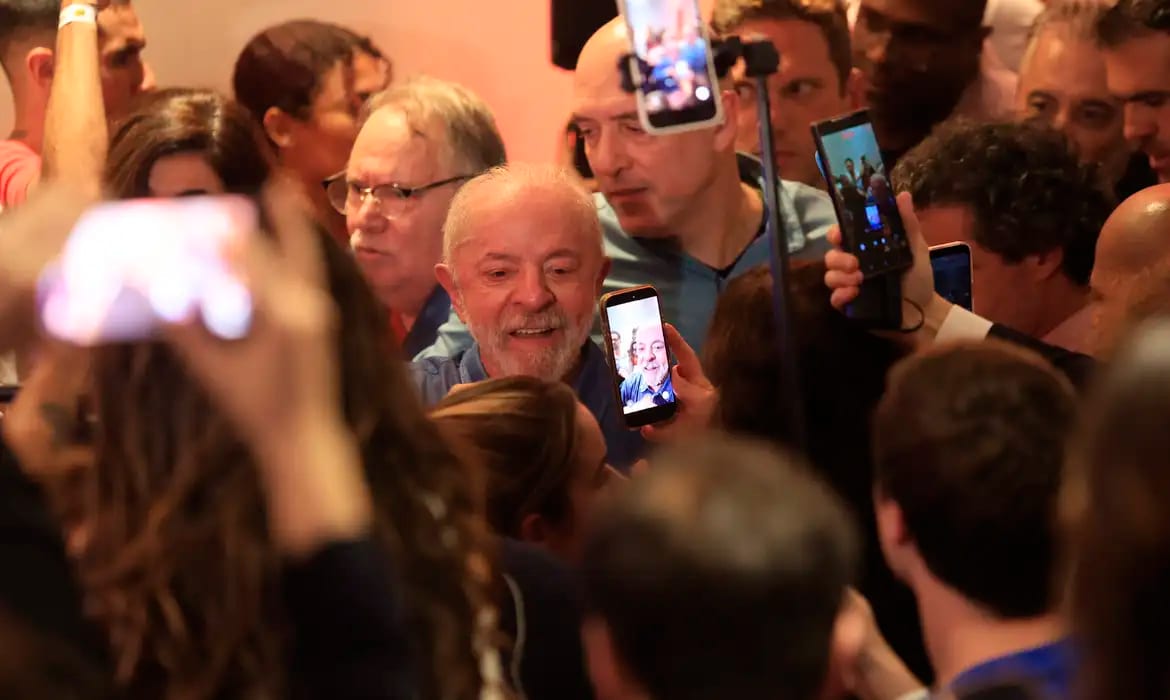 Lula vira em 211 cidades e Flávio Bolsonaro lidera inversão em apenas um município