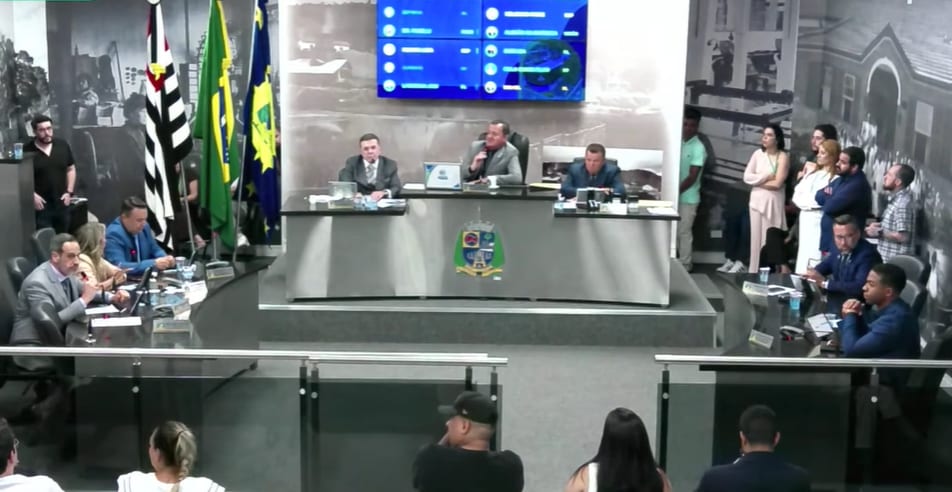 Caieiras: sessão da Câmara vira show de horrores com insultos, ataques políticos e bate-boca no plenário