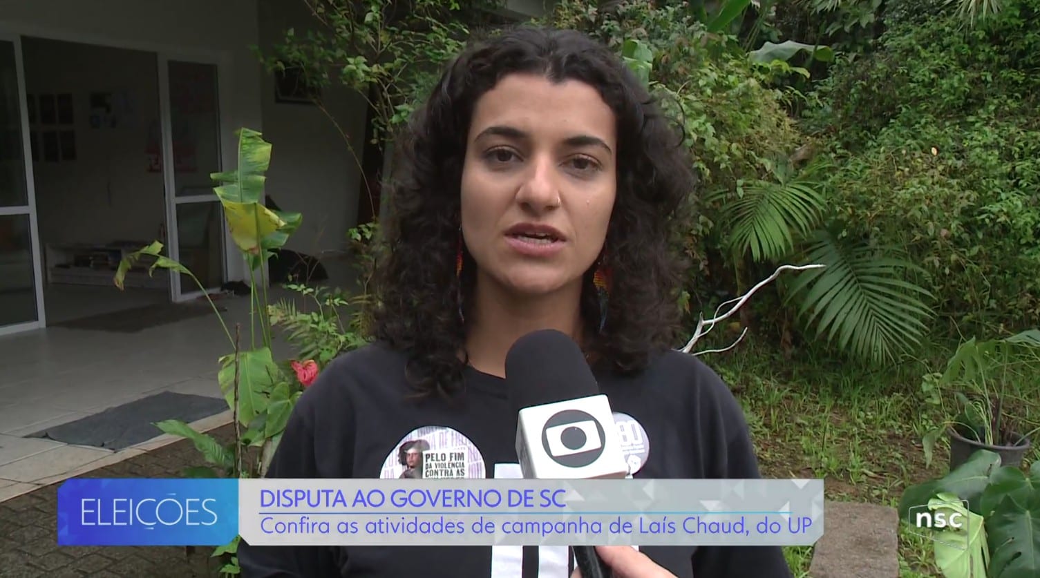 Laís Chaud panfleta e conversa com movimento de mulheres em Joinville