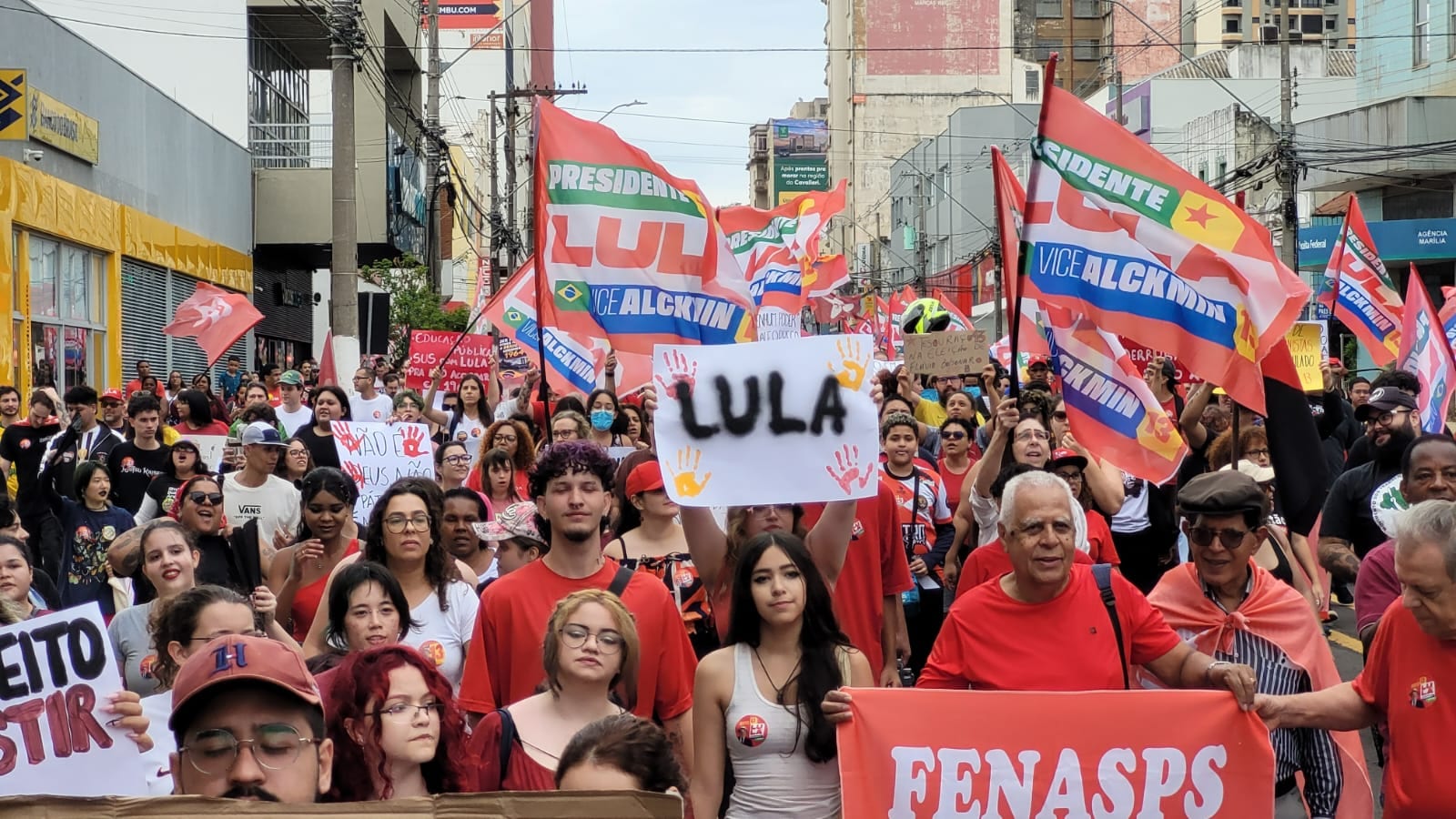 Ato em apoio a Lula reúne centenas de pessoas no centro de Marília