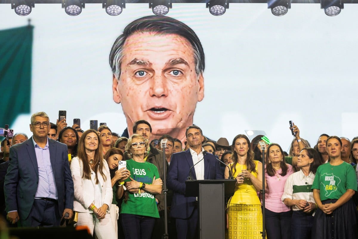 Flávio Bolsonaro afirma que pai não será candidato em 2030 e apoia PEC contra reeleição