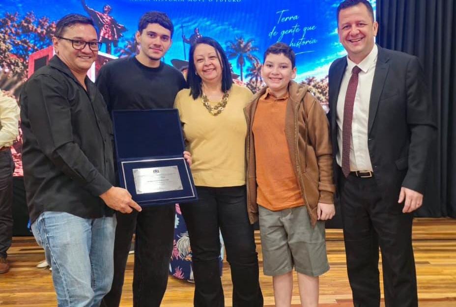 Luciano Veiga, da Rádio Cidade FM de Itu, recebe o título de cidadão portofelicense