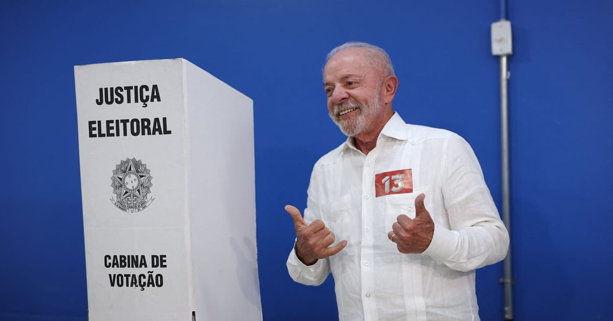 Lula vota em São Bernardo e agradece por mobilização popular na campanha