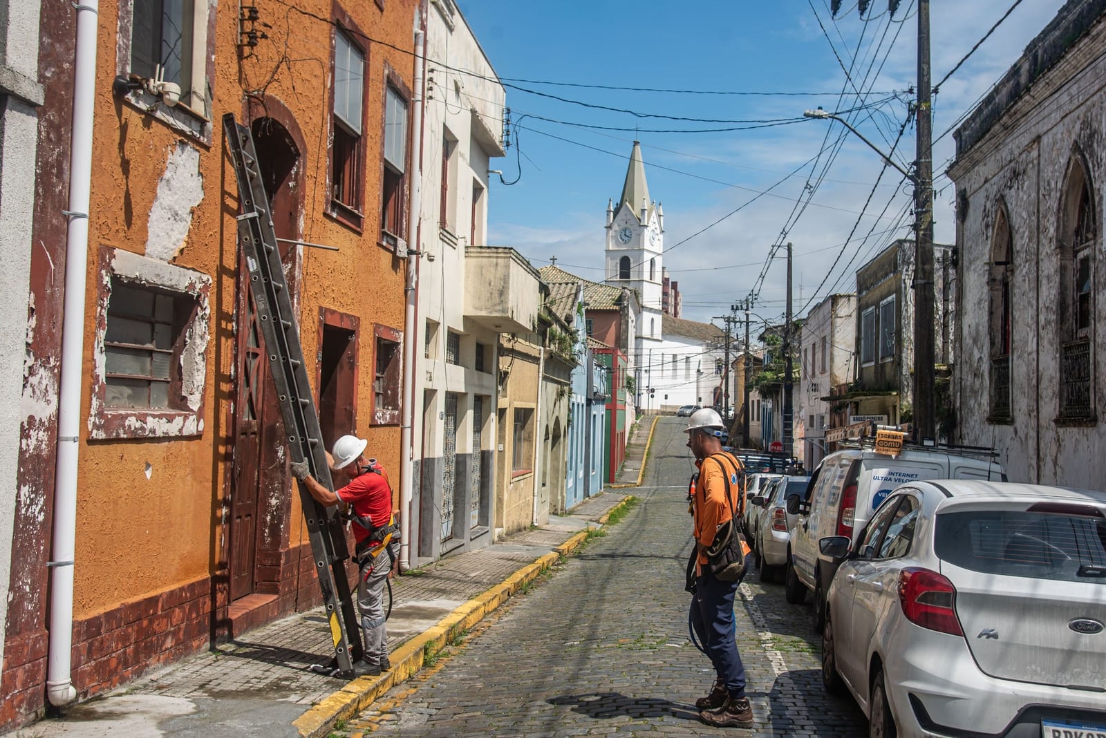 Prefeitura e Copel retiram cerca de uma tonelada de fiação irregular no Centro Histórico