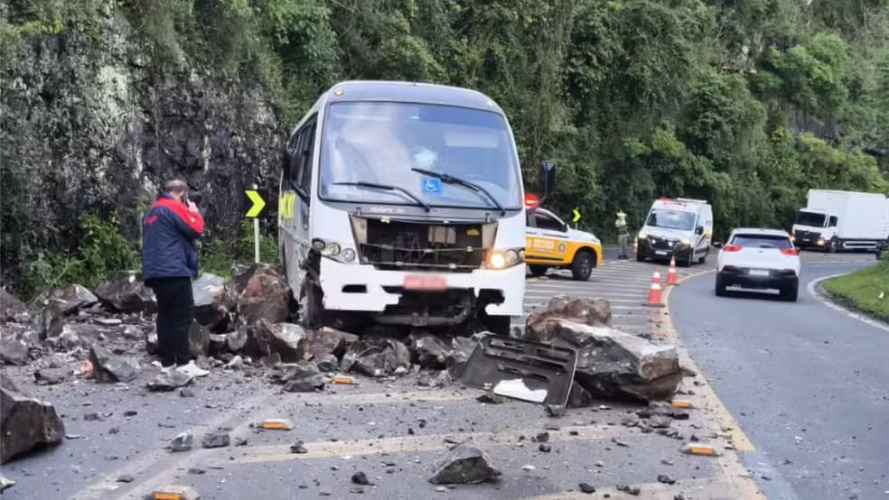Queda de barreira atinge micro-ônibus na ERS-115, entre Três Coroas e Gramado