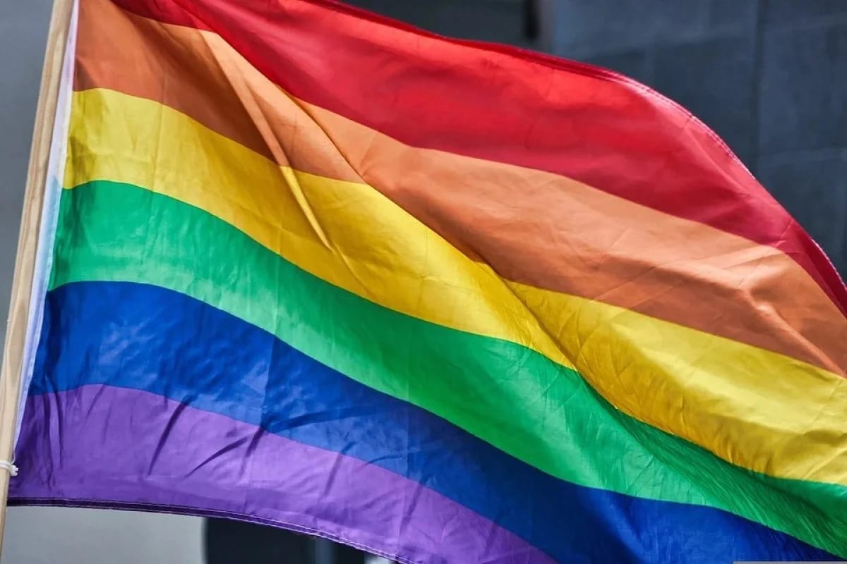 Pais terão que pagar R$ 100 mil a filho expulso de casa após se assumir gay