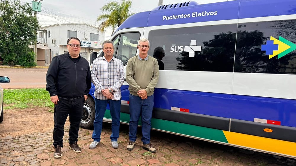 Manoel Viana recebe nova van para transporte de pacientes do SUS