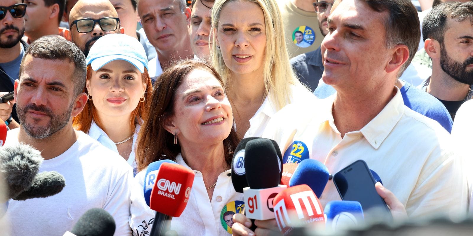 Flávio Bolsonaro faz ato no Rio ao lado de Douglas Ruas
