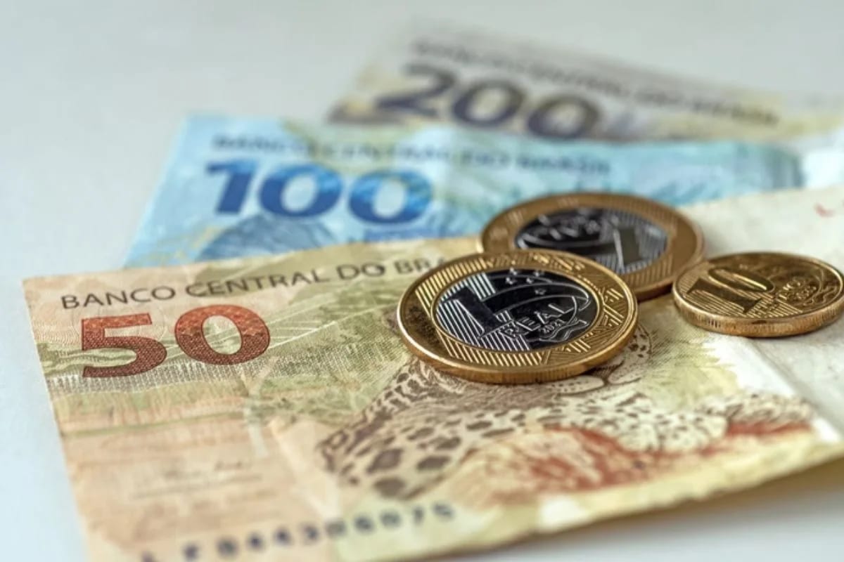Governo projeta salário mínimo de R$ 1.741 para 2027