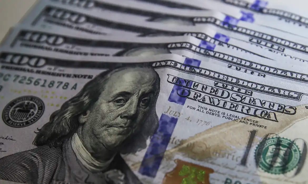 Dólar despenca para abaixo de R$ 5 após 1º turno das eleições presidenciais