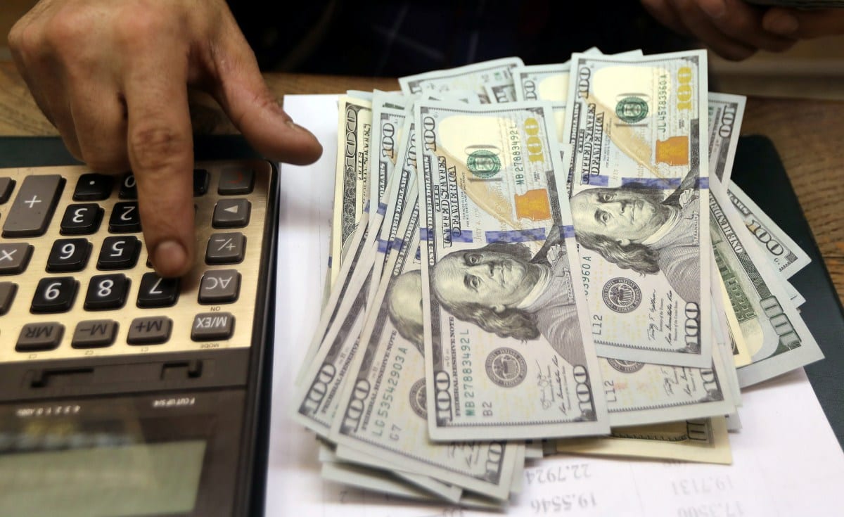Dólar despenca e fecha perto dos R$ 5,00