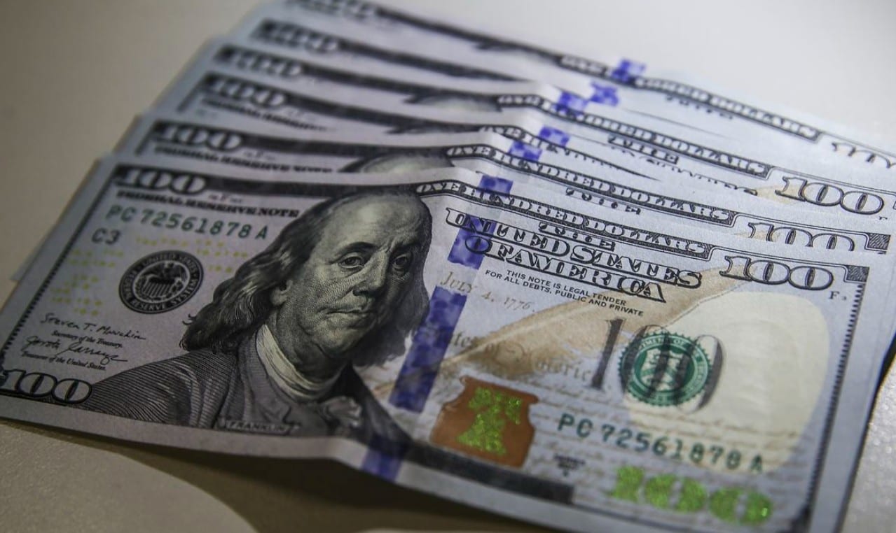 Dólar volta a R$ 5 com o ajuste pós-eleitoral