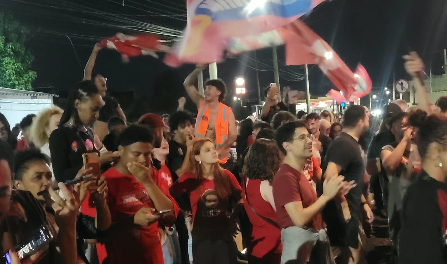 Eleitores de Lula comemoram reeleição na avenida Saudade em Marília