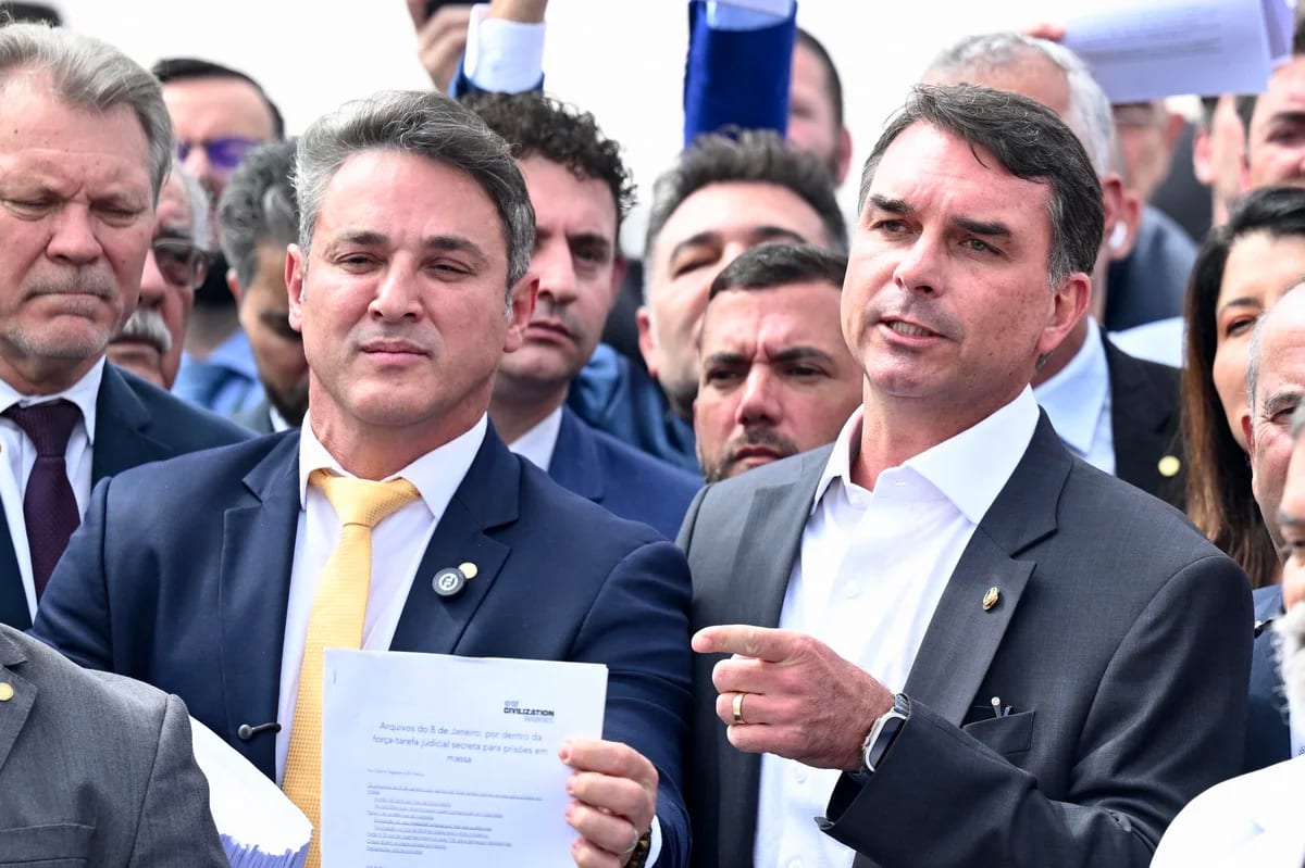 Flávio Bolsonaro convida Zucco para debate da Globo