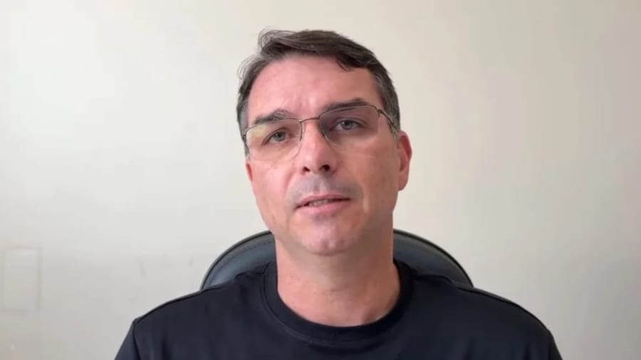 Flávio é proibido de deixar o Brasil e terá que entregar passaportes