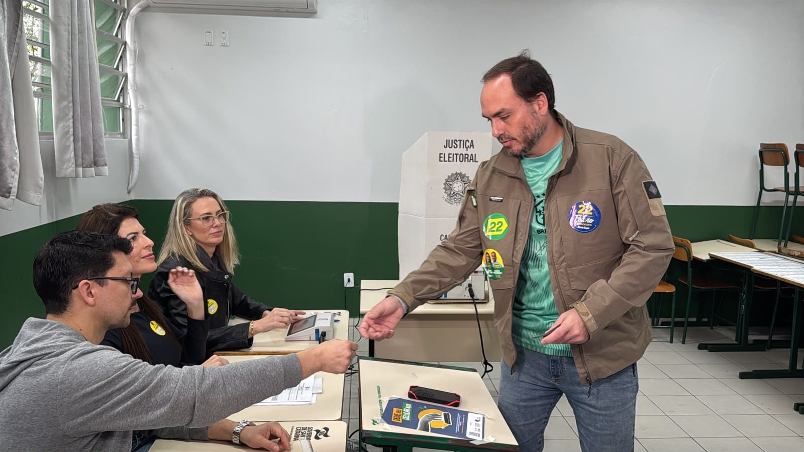 Carlos Bolsonaro (PL) vota em São José, na Grande Florianópolis