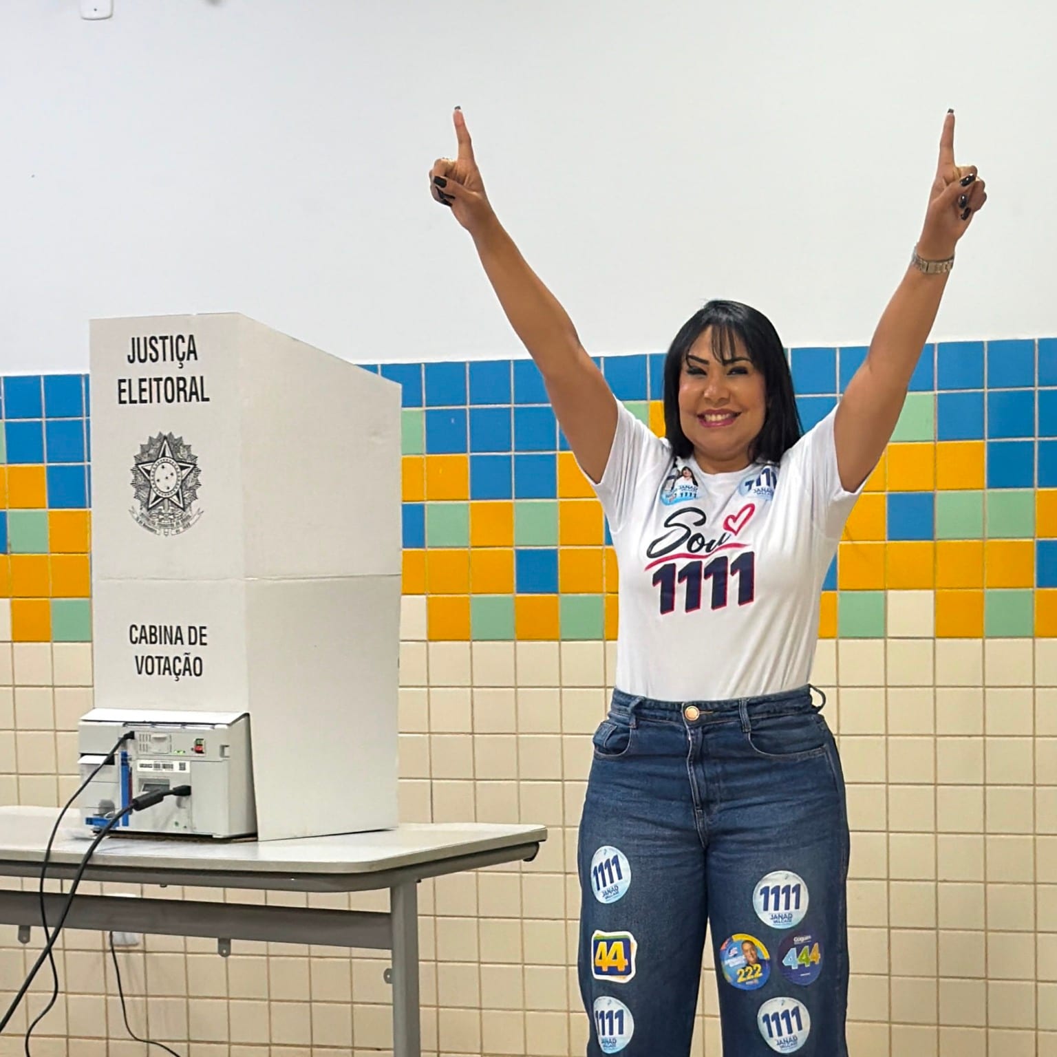 Janad Valcari votou no colégio onde estudou em Palmas neste domingo (4)